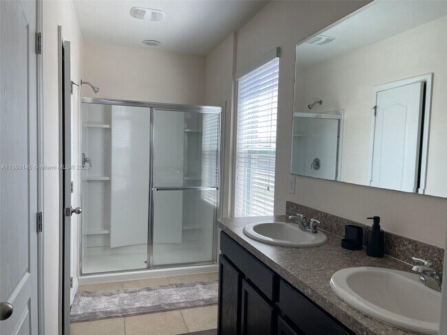 Foto del edificio - 3732 Seneca Club Loop