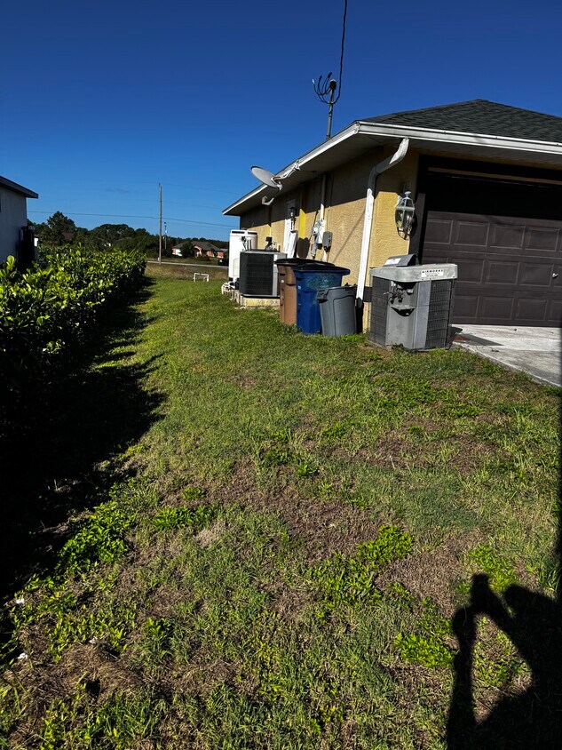 Side view - 738 Andover Ave S