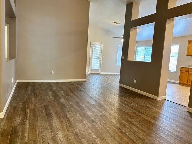 Building Photo - Single Story Home with CASITA in Green Val...