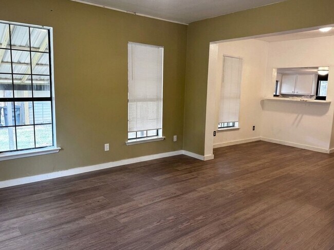 Foto del edificio - 328 E High St