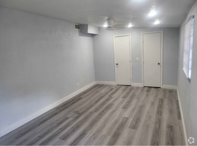 Building Photo - 8421 N Packwood Ave