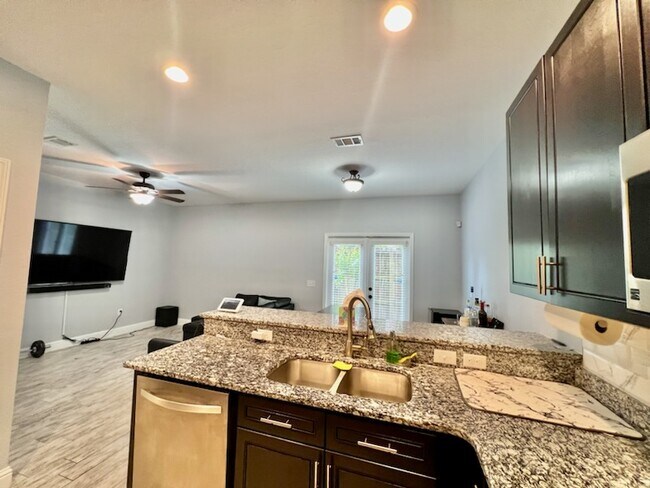 Foto del edificio - 2100 Pomegranate Ct