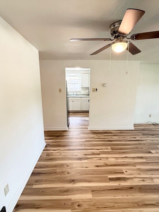 Foto del edificio - 2121 Pioneer Ave