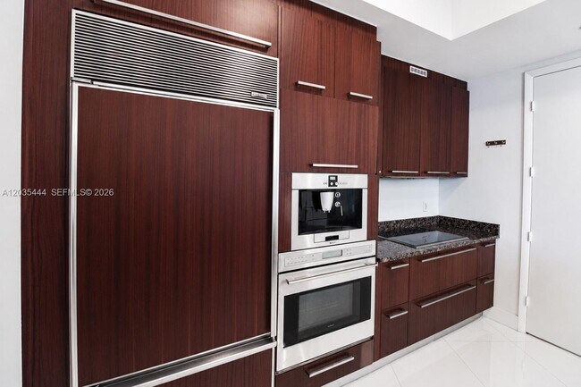 Building Photo - 15901 Collins Ave