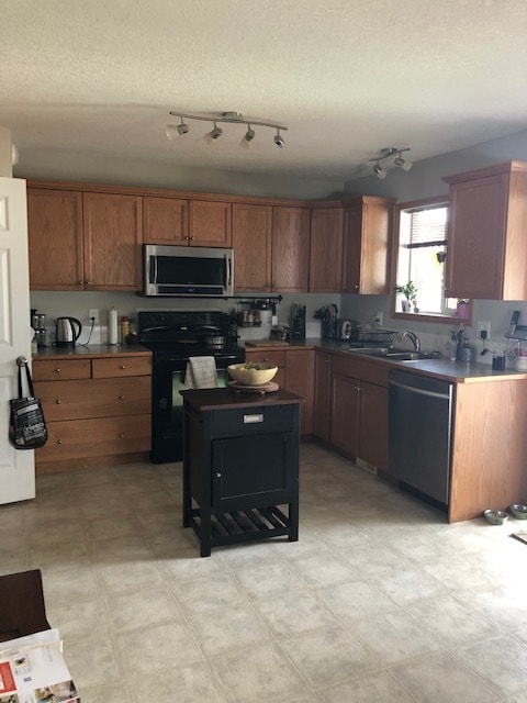 Building Photo - 4 Bed 2.5 Bath Unit in Olds, AB