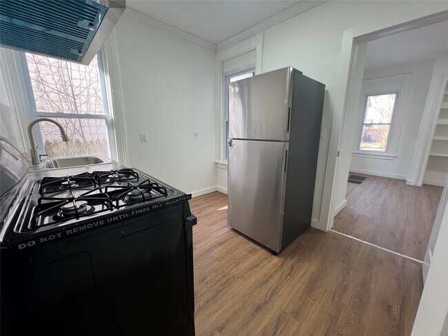 Building Photo - 24 Robinson St