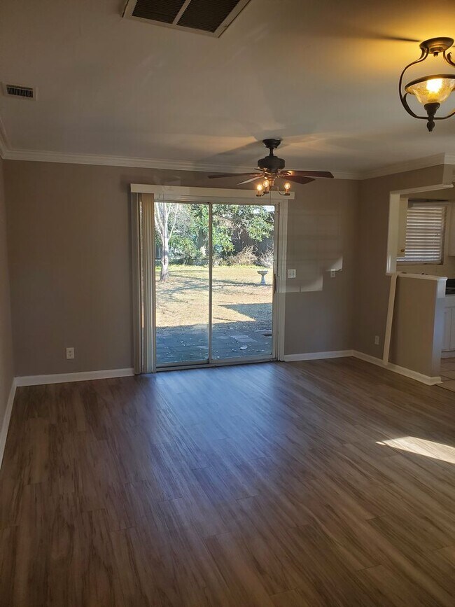 Foto del edificio - **Available Now** Updated 3 Bedroom Home i...