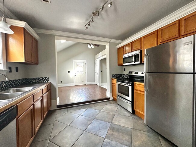Foto del edificio - Updates to Inside and Outside!!  2/2 House with fence! Pet friendly!