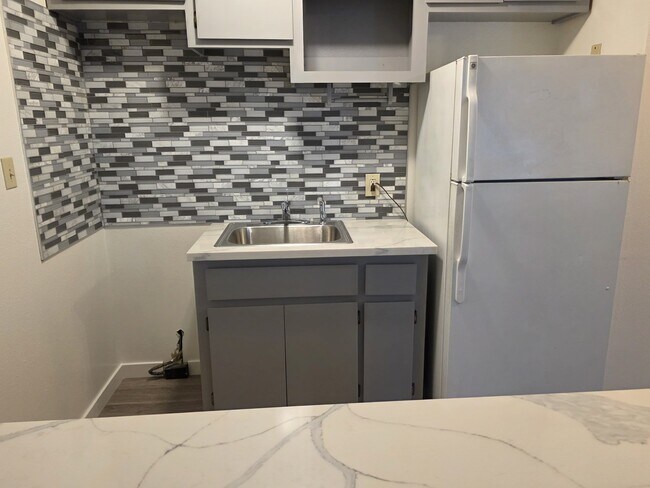 Cocina remodelada/repintada - 614 Rancheria Dr