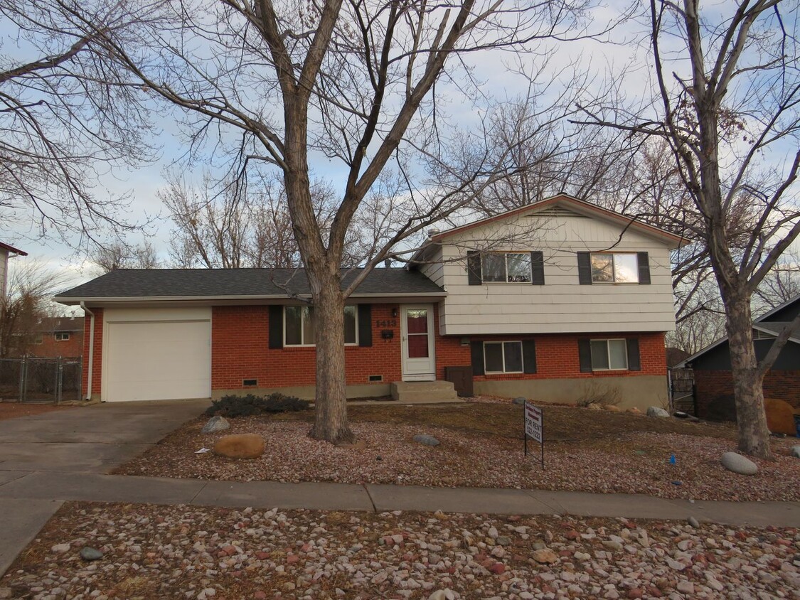 Foto principal - Cozy 4-Bedroom Home in Central Colorado Sp...