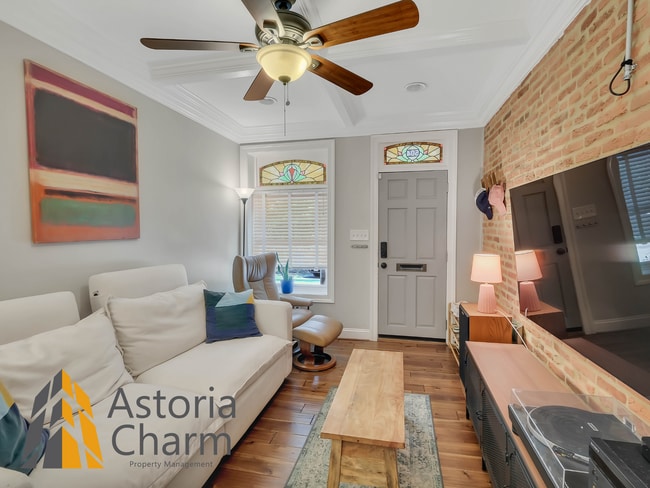 Building Photo - Classic Brick Rowhome with Rooftop Views