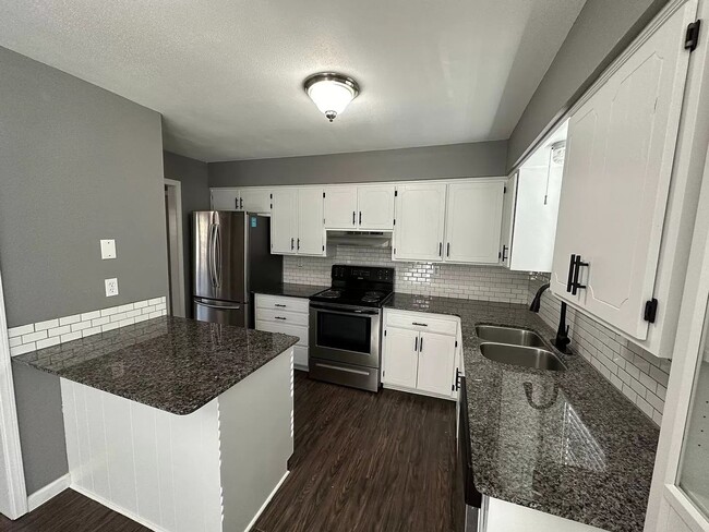 Foto del edificio - Charming 3-Bedroom 2-Bath Home in Prime Be...