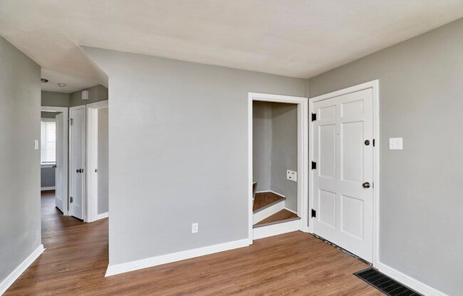 Building Photo - 8601 Belhaven Dr