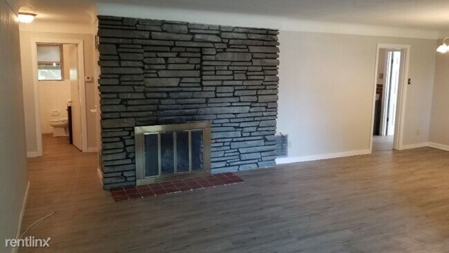 Building Photo - 3 br, 1 bath House - 8838 May Ave