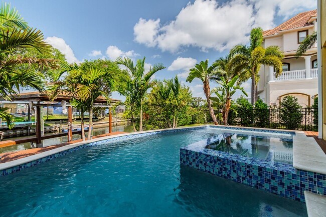 Foto del edificio - FURNISHED WATERFRONT 4 BED 3 BATH POOL HOM...