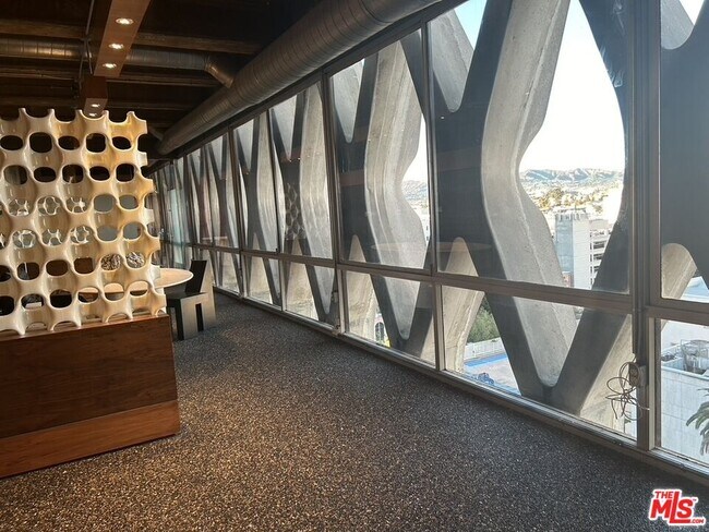 Foto del edificio - 675 S Park View St