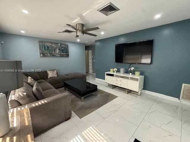 Foto del edificio - 1553 W River Dr