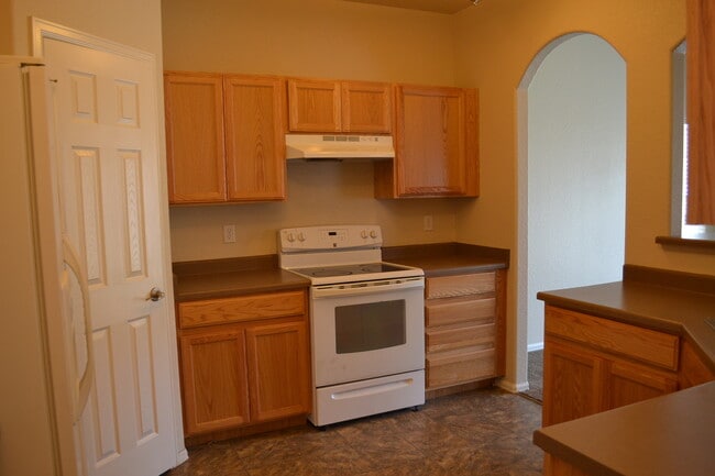 Foto del edificio - 4 Bedroom Home w/ a 3 Car Tandem Garage!