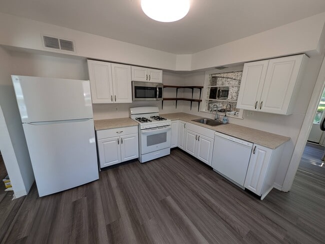 Building Photo - 8076 Lawrence Dr