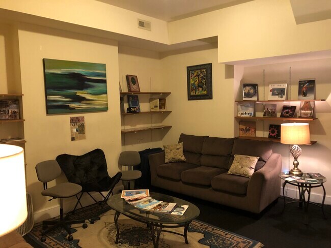 La sala de estar viene amueblada. - 34 N Lombardy St