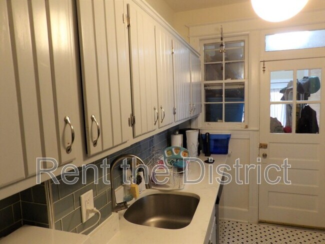 Foto del edificio - 4433 Fessenden St NW