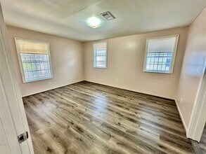Building Photo - 305 N Live Oak St