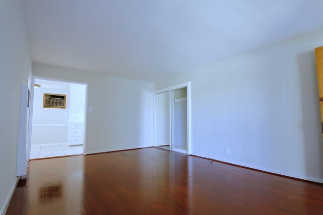 Building Photo - 4465 Hazeltine Ave