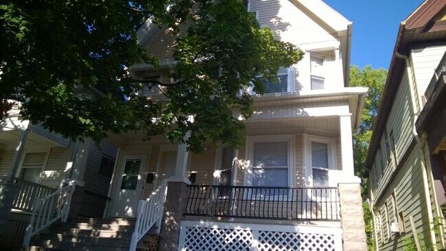 Foto del edificio - Recently Updated Spacious Two Bedroom Lowe...
