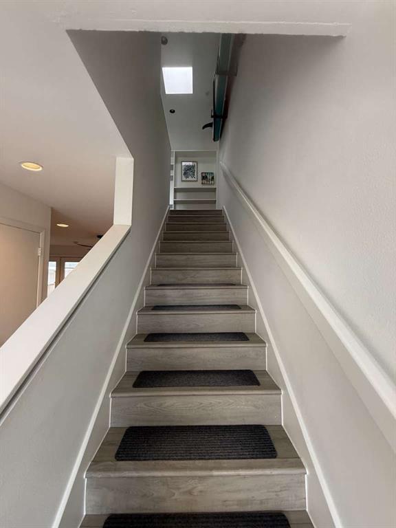 Building Photo - 1106 W 6th St