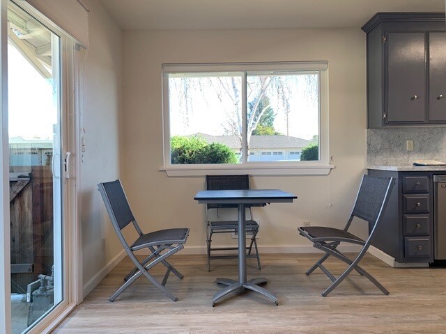 Foto del edificio - 1420 Village Ct