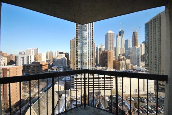 Building Photo - 1100 N La Salle Dr
