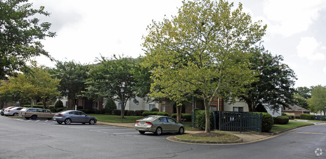 Foto del edificio - Governor's Pointe Apartments