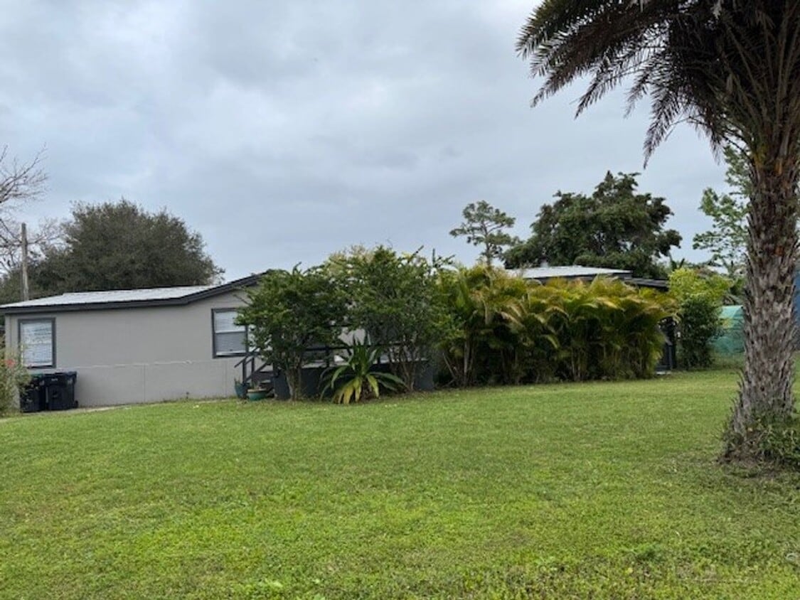 3/2 Large manufactured home on huge lot** - 3/2 Large manufactured home on huge lot**