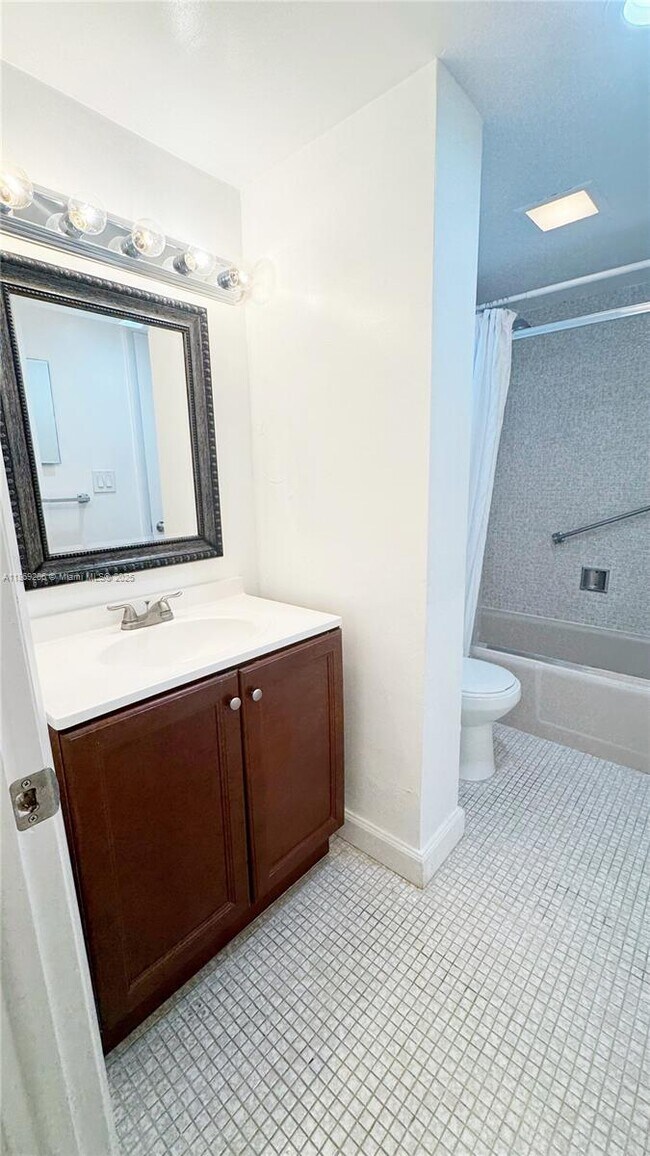 Foto del edificio - 3750 NE 170th St