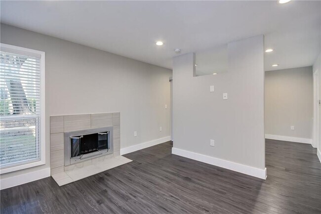 Building Photo - 935 La Posada Dr