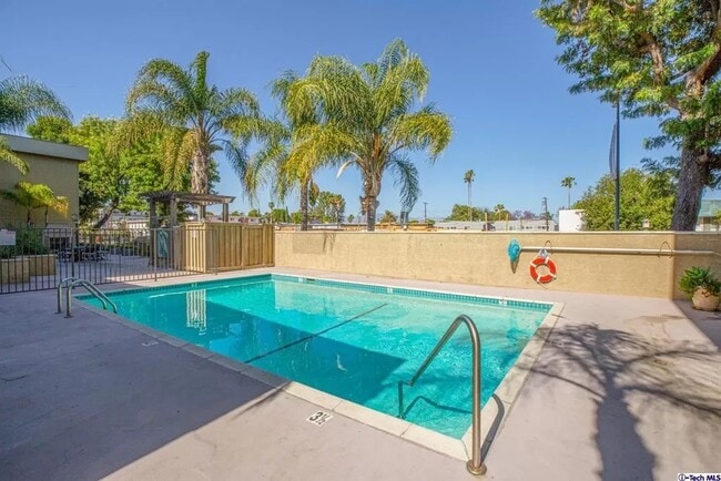 Pool - 5009 Woodman Ave
