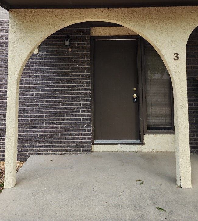 Building Photo - 657 E Clarion Dr