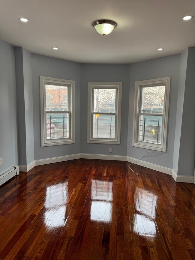 Foto del edificio - 820 E 216th St