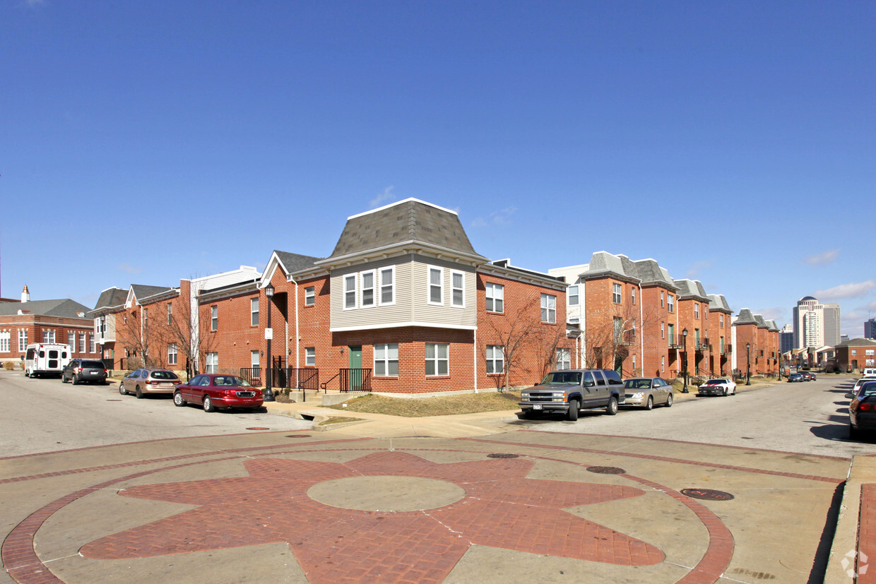 Primary Photo - Kings Louis Square Apartments