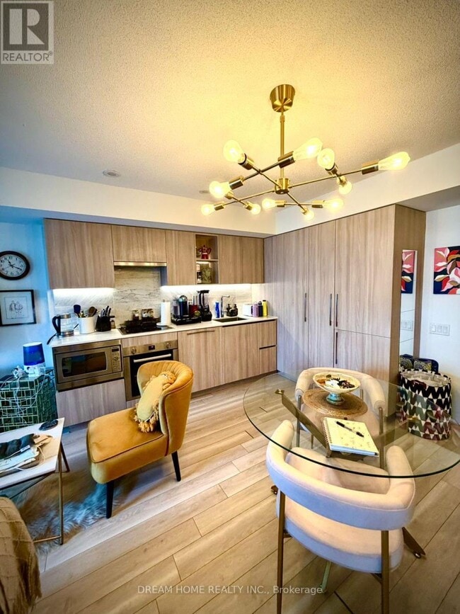 Building Photo - 19 Bathurst St