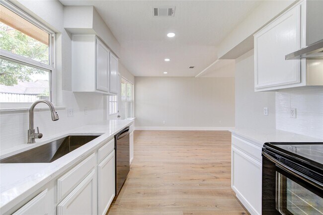 Building Photo - 328 Meadow Wood Ct