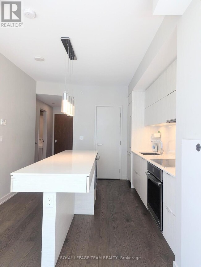 Building Photo - 101 Queen St