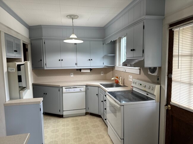 Kitchen - 874 Pleasure Rd