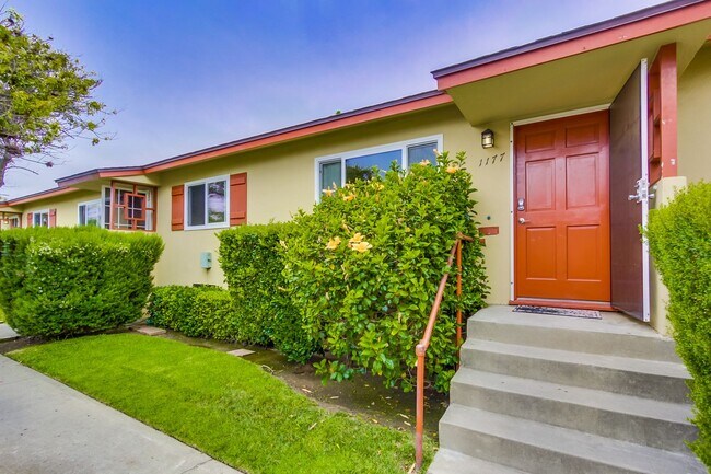 Building Photo - 2BD/1BA APARTMENT AVAILABLE IN THE HEART O...