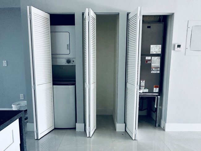 Building Photo - 9630 SW Grand Canal Dr