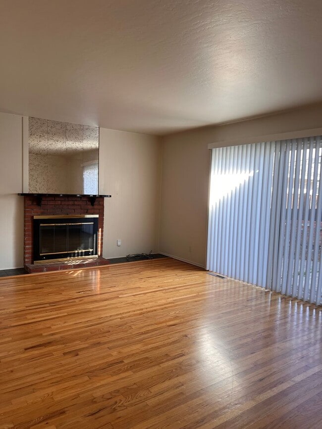 Building Photo - 56-0404