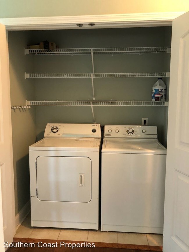 Foto del edificio - 4 br, 2 bath House - 439 Main Street