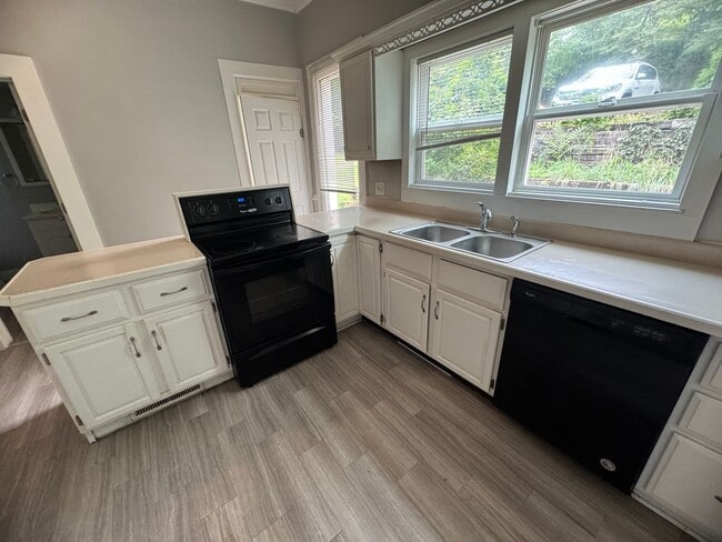 Building Photo - 4 bedroom, 2 bath house in Davenport