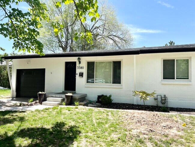 Foto del edificio - 3380 S Santa Rosa Ave