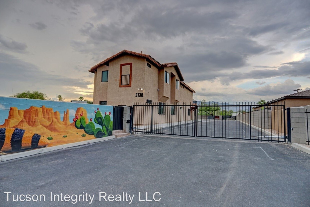 Foto principal - 2136 N Euclid Ave